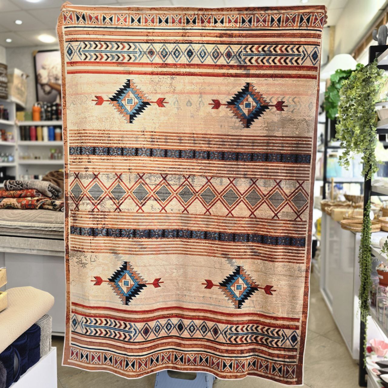  روفرشی ضخیم مخمل طرح لوزی زمینه کرم (۱۹۰×۱۴۰) 