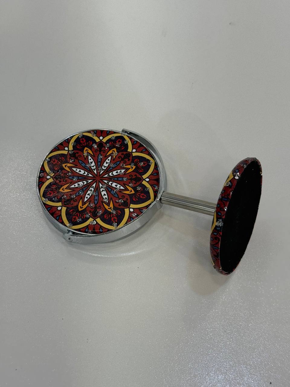  آینه کوچک پایه‌ دار 
