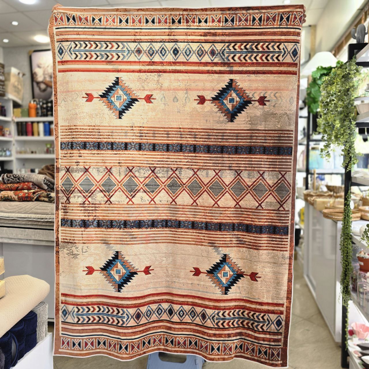  روفرشی ضخیم مخمل طرح لوزی زمینه کرم (۱۹۰×۱۴۰) 