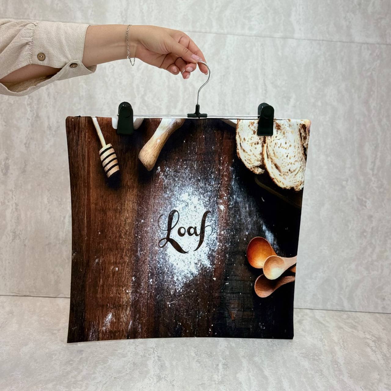  کیسه نان پارچه‌ ای زمینه مشکی 