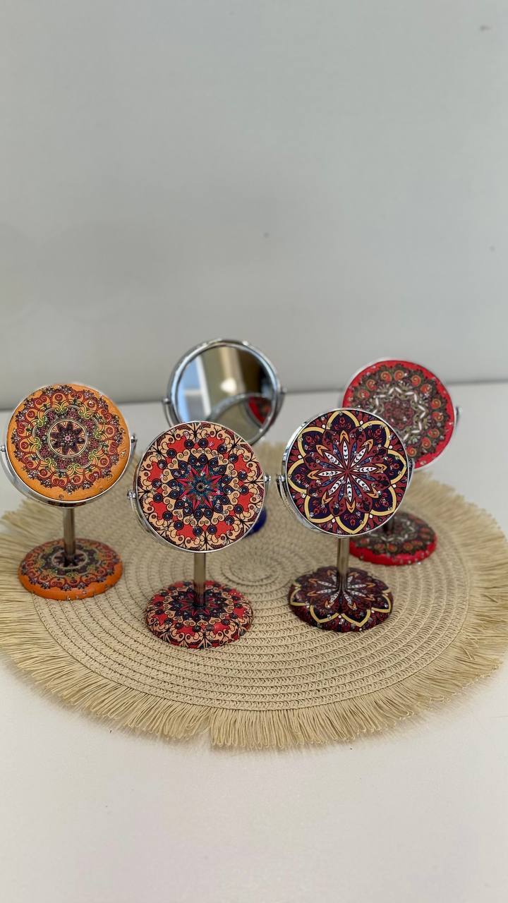  آینه کوچک پایه‌ دار 