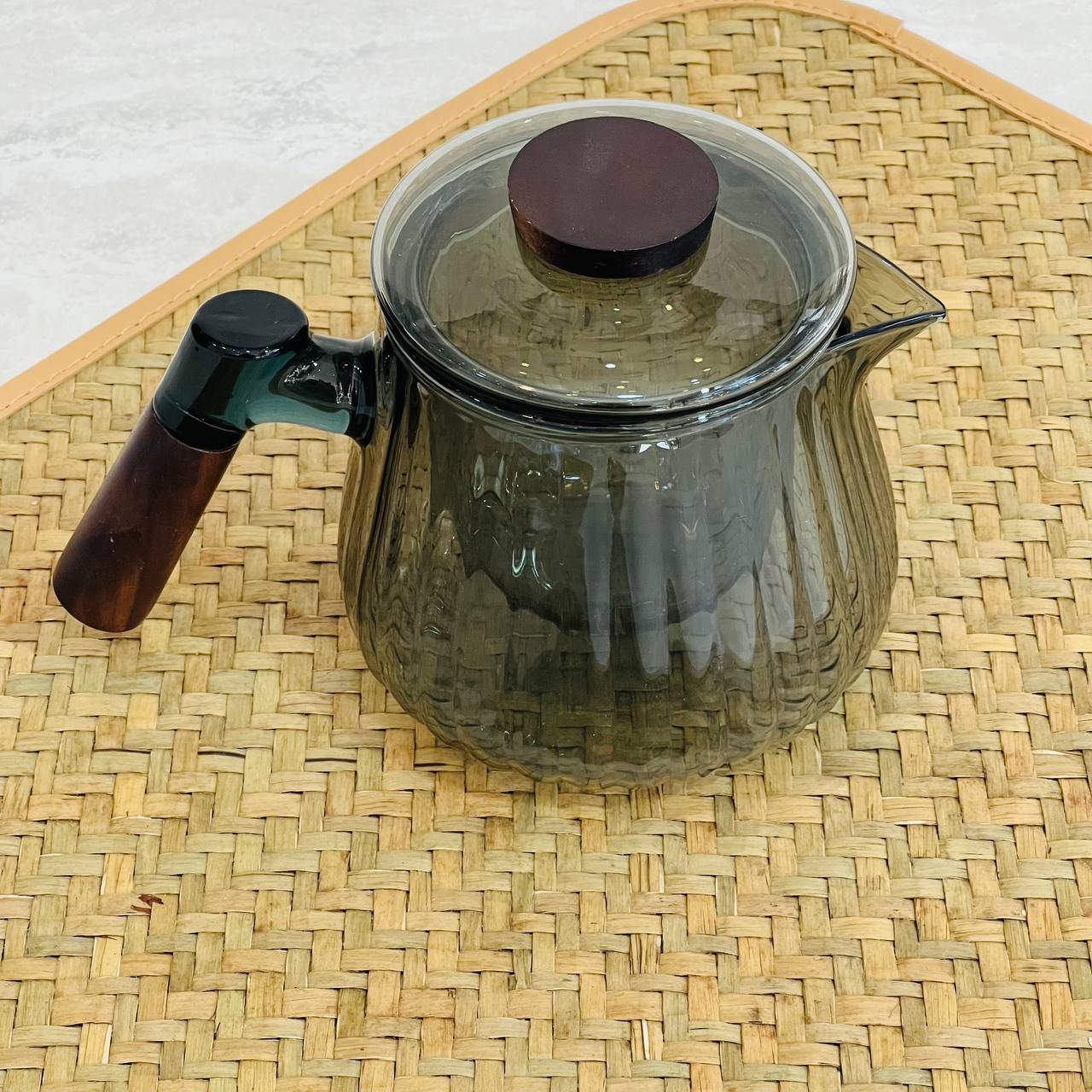 photo_5769433932859819378_y قوری پیرکس دودی نوردیک دسته چوبی - Image 1